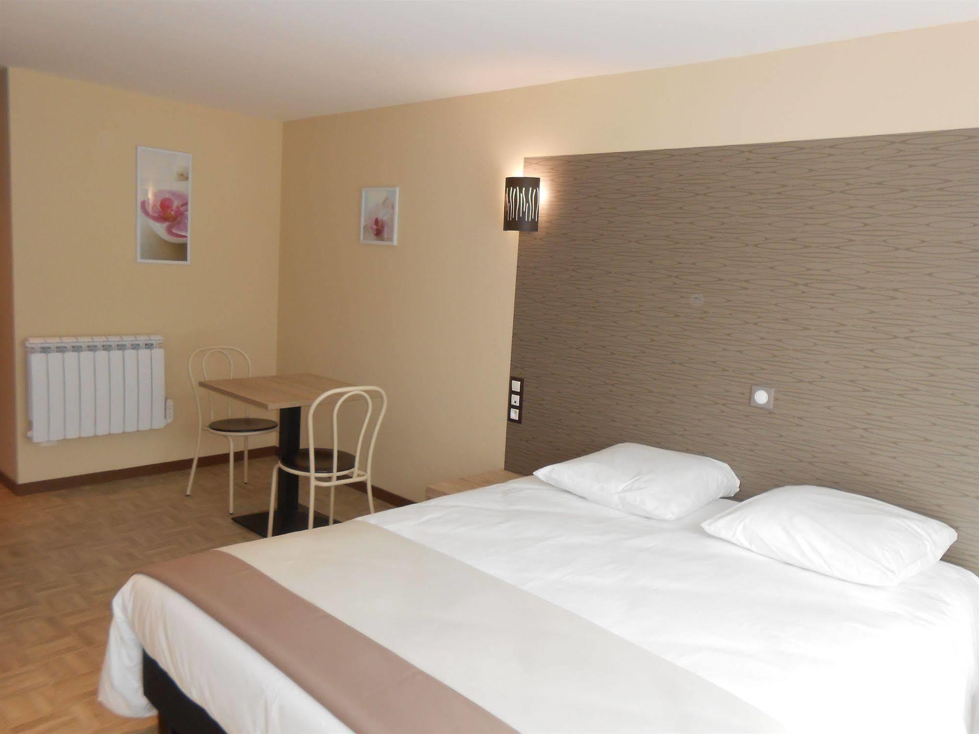 La Pause Otel Évreux Dış mekan fotoğraf