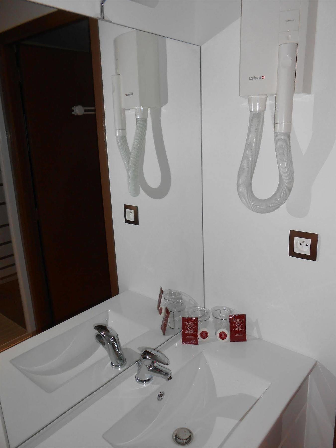La Pause Otel Évreux Dış mekan fotoğraf